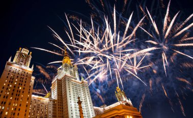 Göklerde patlayan kutlama renkli havai fişek.