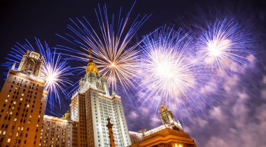 Göklerde patlayan kutlama renkli havai fişek.