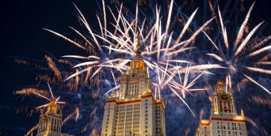 Göklerde patlayan kutlama renkli havai fişek.