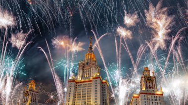 Göklerde patlayan kutlama renkli havai fişek.