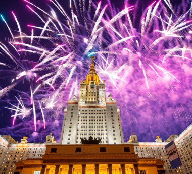 Göklerde patlayan kutlama renkli havai fişek.