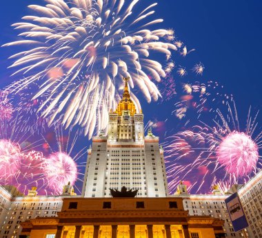 Göklerde patlayan kutlama renkli havai fişek.