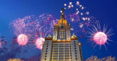 Göklerde patlayan kutlama renkli havai fişek.