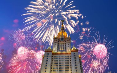 Göklerde patlayan kutlama renkli havai fişek.