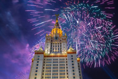 Göklerde patlayan kutlama renkli havai fişek.