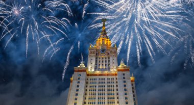 Göklerde patlayan kutlama renkli havai fişek.