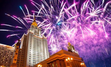 Göklerde patlayan kutlama renkli havai fişek.