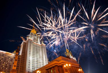 Göklerde patlayan kutlama renkli havai fişek.