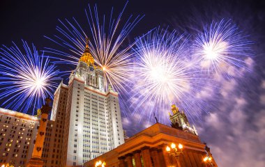 Göklerde patlayan kutlama renkli havai fişek.