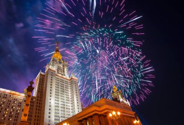 Göklerde patlayan kutlama renkli havai fişek.