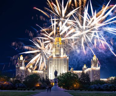 Göklerde patlayan kutlama renkli havai fişek.