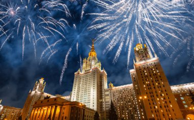 Göklerde patlayan kutlama renkli havai fişek.