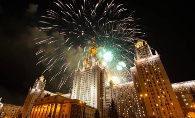 Göklerde patlayan kutlama renkli havai fişek.