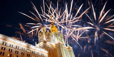 Göklerde patlayan kutlama renkli havai fişek.