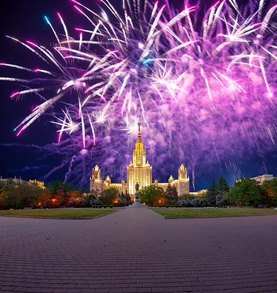 お祝いのカラフルな花火は空で爆発. — ストック写真