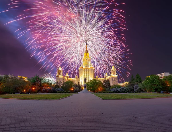 Slavnostní barevné ohňostroje explodující v nebi. — Stock fotografie