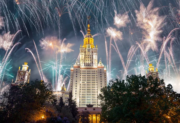 Πυροτεχνήματα πάνω από το κρατικό πανεπιστήμιο του Λομονόσοφ της Μόσχας στο σπουργίτι — Φωτογραφία Αρχείου