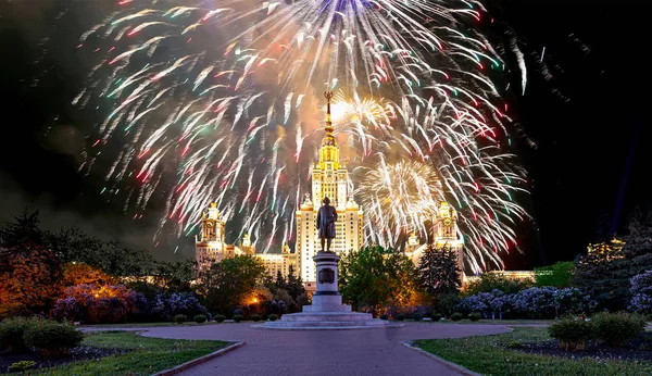 Slavnostní barevné ohňostroje explodující v nebi. — Stock fotografie