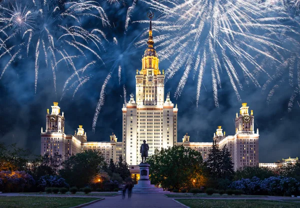 Celebratory colorful fireworks exploding in the skies. — Stock Photo, Image