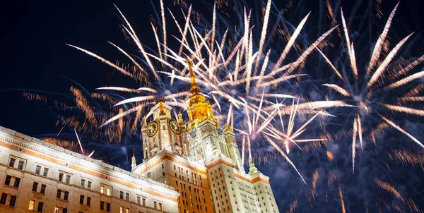 Fuegos artificiales de colores de celebración que explotan en los cielos . —  Fotos de Stock