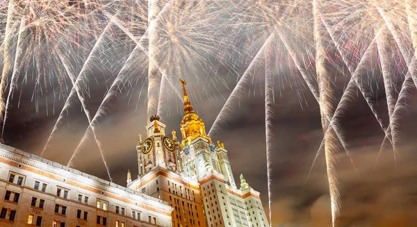 Fuegos artificiales de colores de celebración que explotan en los cielos . — Foto de Stock