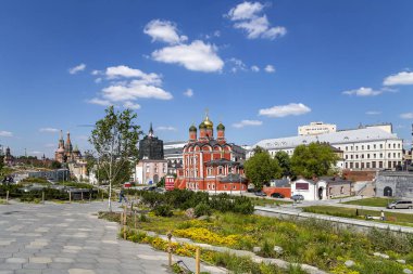 Moskova, Rusya - 17 Haziran 2018: Katedralve kiliselerin bulunduğu Varvarka caddesi - Moskova,Rusya'da Kızıl Meydan yakınında bulunan - modern park Zaryadye'den manzara 
