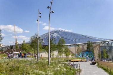 Moskova, Rusya - 17 Haziran 2018: Zaryadye Park-- Moskova, Rusya'da Kızıl Meydan yakınlarında bulunan şehir parkı. Zaryadye Park, Moskova'da 50 yılı aşkın bir süredir inşa edilen ilk halka açık parktır. Park9 Eylül 2017 tarihinde açıldı.  
