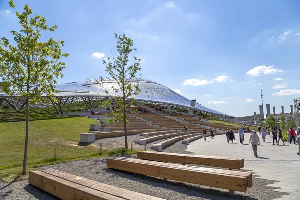 Moskova, Rusya - 17 Haziran 2018: Zaryadye Park-- Moskova, Rusya'da Kızıl Meydan yakınlarında bulunan şehir parkı. Zaryadye Park, Moskova'da 50 yılı aşkın bir süredir inşa edilen ilk halka açık parktır. Park9 Eylül 2017 tarihinde açıldı.  