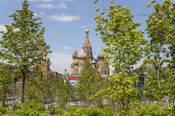 Zaryadye公园俯瞰俄罗斯的圣巴西尔大教堂 Zaryadye是莫斯科的一个新旅游胜地 — 图库照片