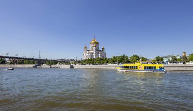Moskova, Rusya 26 Mayıs 2018: Moskva Nehri ve Kurtarıcı İsa Katedrali'nin manzarası (gün), Moskova, Rusya.