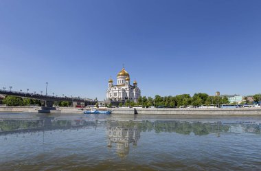 Moskva Nehri ve Kurtarıcı İsa Katedrali'nin görünümü (gün), Moskova, Rusya.