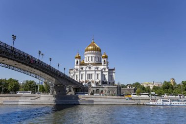 Kurtarıcı İsa Katedrali ve Patriarshy Köprüsü (gün), Moskova, Rusya 