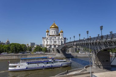 Moskova, Rusya 26 Mayıs 2018: Kurtarıcı Katedrali ve Patriarshy Köprüsü Mesih (gün), Moskova, Rusya 
