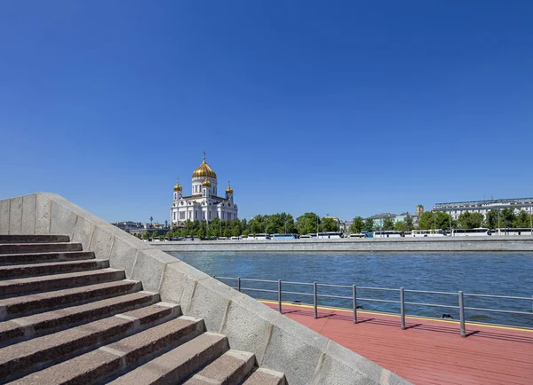 Uitzicht op de rivier de Moskva en de kathedraal Christus de Verlosser (da — Stockfoto