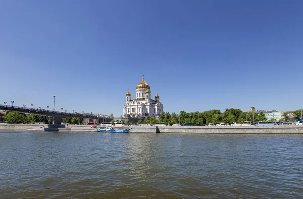 Utsikt Över Moskvafloden Och Kristus Frälsarens Katedral Dag Moskva Ryssland — Stockfoto