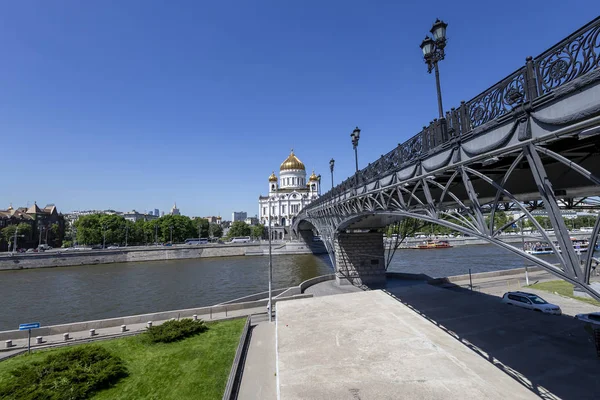 Ναός Του Σωτήρος Χριστού Και Γέφυρα Πατρίτσυ Ημέρα Μόσχα Ρωσία — Φωτογραφία Αρχείου