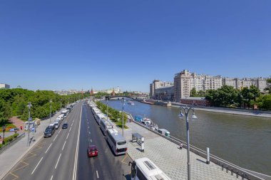 Moskova, Rusya 26 Mayıs 2018: Moskva Nehri' nin manzarası, Büyük Taş Köprü ve Kremlin (gün), Moskova, Rusya  