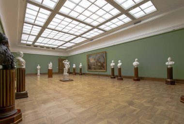 Moskova, Rusya - 07 Haziran 2019: Devlet Tretyakov Galerisi, Rusya'nın Moskova kentinde, Rus güzel sanatının dünyanın önde gelen deposu olan bir sanat galerisidir. Galeri'nin tarihi 1856'da başlar. Sanatçı V.Vasnetsov'un salonu. Koleksiyon - 130.000 sergi 