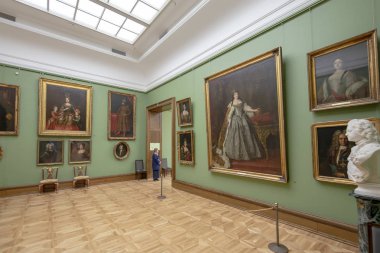 Moskova, Rusya - 07 Haziran 2019: Devlet Tretyakov Galerisi, Rusya'nın Moskova kentinde, Rus güzel sanatının dünyanın önde gelen deposu olan bir sanat galerisidir. Galeri'nin tarihi 1856'da başlar. Sanatçı V.Vasnetsov'un salonu. Koleksiyon - 130.000 sergi 