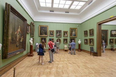 Moskova, Rusya - 07 Haziran 2019: Devlet Tretyakov Galerisi, Rusya'nın Moskova kentinde, Rus güzel sanatının dünyanın önde gelen deposu olan bir sanat galerisidir. Galeri'nin tarihi 1856'da başlar. Sanatçı V.Vasnetsov'un salonu. Koleksiyon - 130.000 sergi 