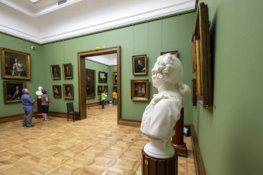 Moskova, Rusya - 07 Haziran 2019: Devlet Tretyakov Galerisi, Rusya'nın Moskova kentinde, Rus güzel sanatının dünyanın önde gelen deposu olan bir sanat galerisidir. Galeri'nin tarihi 1856'da başlar. Sanatçı V.Vasnetsov'un salonu. Koleksiyon - 130.000 sergi 