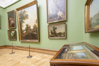 Moskova, Rusya - 07 Haziran 2019: Devlet Tretyakov Galerisi, Rusya'nın Moskova kentinde, Rus güzel sanatının dünyanın önde gelen deposu olan bir sanat galerisidir. Galeri'nin tarihi 1856'da başlar. Sanatçı V.Vasnetsov'un salonu. Koleksiyon - 130.000 sergi 