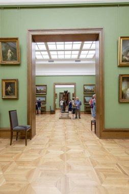 Moskova, Rusya - 07 Haziran 2019: Devlet Tretyakov Galerisi, Rusya'nın Moskova kentinde, Rus güzel sanatının dünyanın önde gelen deposu olan bir sanat galerisidir. Galeri'nin tarihi 1856'da başlar. Sanatçı V.Vasnetsov'un salonu. Koleksiyon - 130.000 sergi 