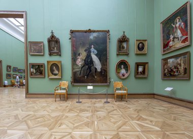 Moskova, Rusya - 07 Haziran 2019: Devlet Tretyakov Galerisi, Rusya'nın Moskova kentinde, Rus güzel sanatının dünyanın önde gelen deposu olan bir sanat galerisidir. Galeri'nin tarihi 1856'da başlar. Sanatçı V.Vasnetsov'un salonu. Koleksiyon - 130.000 sergi 