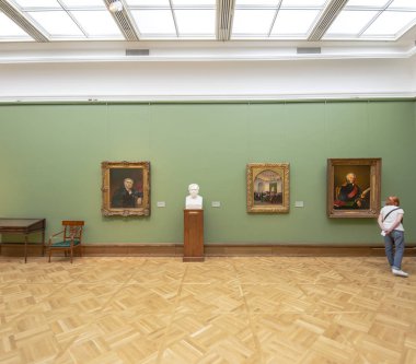 Moskova, Rusya - 07 Haziran 2019: Devlet Tretyakov Galerisi, Rusya'nın Moskova kentinde, Rus güzel sanatının dünyanın önde gelen deposu olan bir sanat galerisidir. Galeri'nin tarihi 1856'da başlar. Sanatçı V.Vasnetsov'un salonu. Koleksiyon - 130.000 sergi 