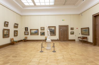 Moskova, Rusya - 07 Haziran 2019: Devlet Tretyakov Galerisi, Rusya'nın Moskova kentinde, Rus güzel sanatının dünyanın önde gelen deposu olan bir sanat galerisidir. Galeri'nin tarihi 1856'da başlar. Sanatçı V.Vasnetsov'un salonu. Koleksiyon - 130.000 sergi 