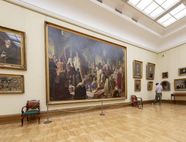 Moskova, Rusya - 07 Haziran 2019: Devlet Tretyakov Galerisi, Rusya'nın Moskova kentinde, Rus güzel sanatının dünyanın önde gelen deposu olan bir sanat galerisidir. Galeri'nin tarihi 1856'da başlar. Sanatçı V.Vasnetsov'un salonu. Koleksiyon - 130.000 sergi 