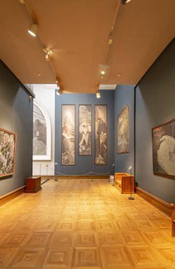 Moskova, Rusya - 07 Haziran 2019: Devlet Tretyakov Galerisi, Rusya'nın Moskova kentinde, Rus güzel sanatının dünyanın önde gelen deposu olan bir sanat galerisidir. Galeri'nin tarihi 1856'da başlar. Sanatçı V.Vasnetsov'un salonu. Koleksiyon - 130.000 sergi 