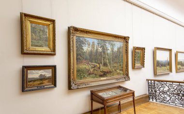 Moskova, Rusya - 07 Haziran 2019: Devlet Tretyakov Galerisi, Rusya'nın Moskova kentinde, Rus güzel sanatının dünyanın önde gelen deposu olan bir sanat galerisidir. Galeri'nin tarihi 1856'da başlar. Sanatçı V.Vasnetsov'un salonu. Koleksiyon - 130.000 sergi 