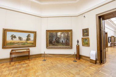 Moskova, Rusya - 07 Haziran 2019: Devlet Tretyakov Galerisi, Rusya'nın Moskova kentinde, Rus güzel sanatının dünyanın önde gelen deposu olan bir sanat galerisidir. Galeri'nin tarihi 1856'da başlar. Sanatçı V.Vasnetsov'un salonu. Koleksiyon - 130.000 sergi 